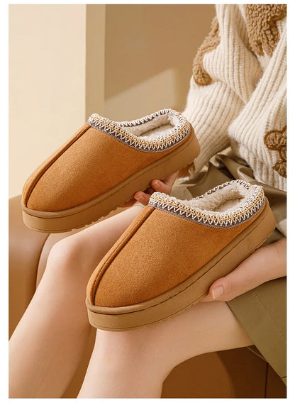 Chaussons d'intérieur bohèmes d'hiver en peluche avec conception antidérapante et chaude pour des pieds confortables