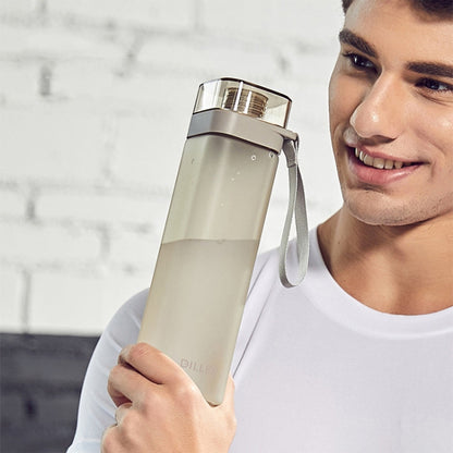 Diller D8646 Bouteille d'eau de fitness étanche de forme carrée, Capacité : 550 ml (Bleu)