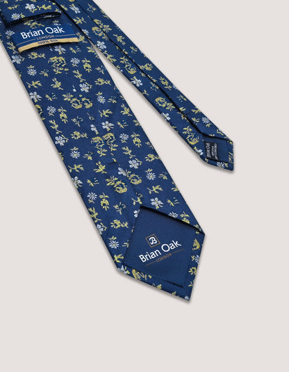 Cravate en soie à motif floral bleu marine et jaune doré