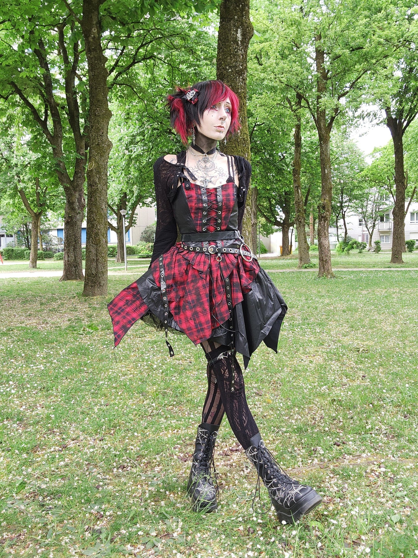 Robe Corset Punk en Tartan Rouge Dark in Love avec Jupe Asymétrique