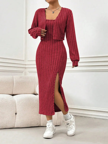 Ensemble cardigan court côtelé à manches longues et robe camisole fendue