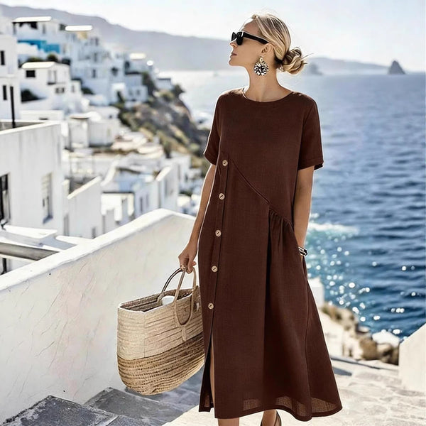 Robe mi-longue à poches plissées et ornements boutonnés