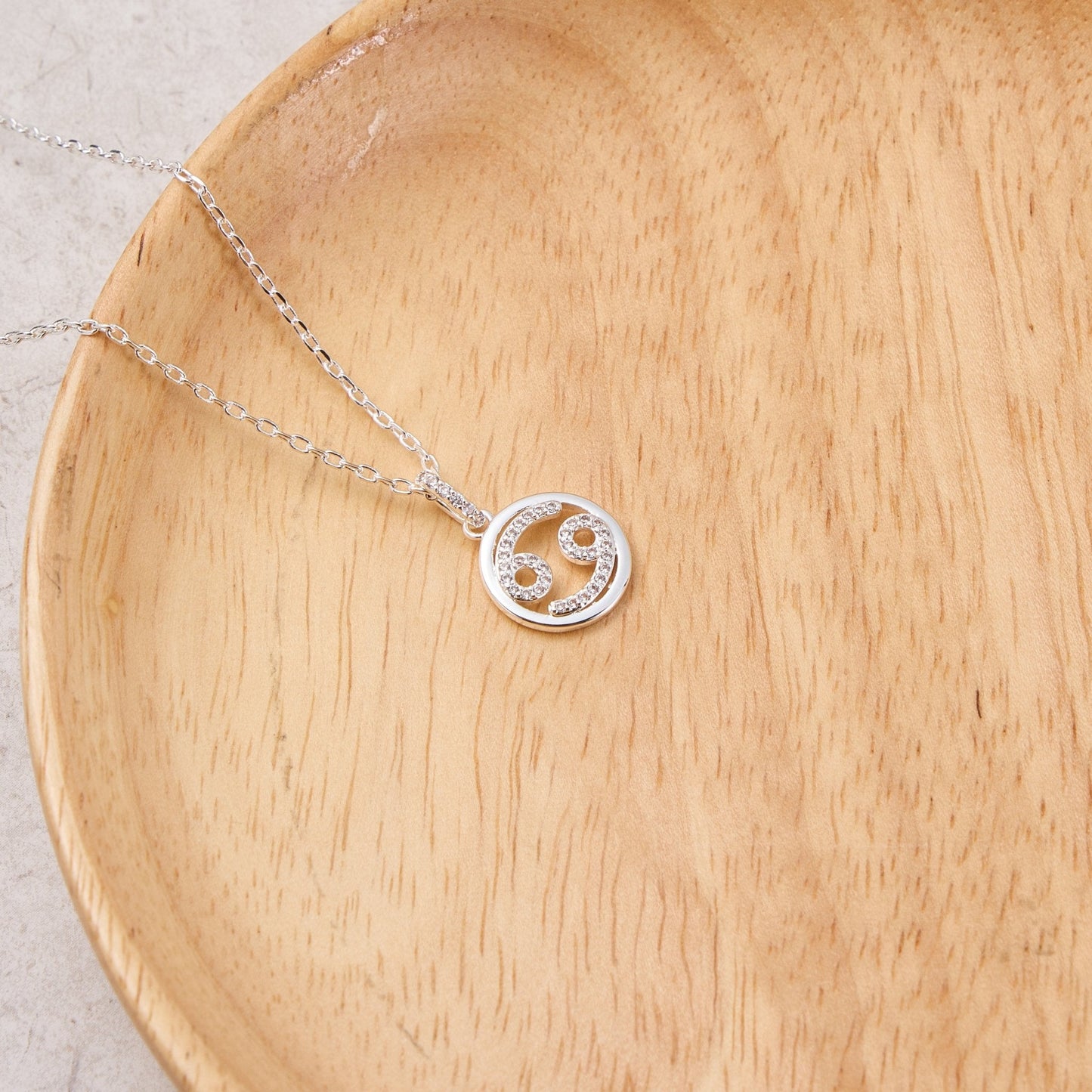 Collier Zodiaque Signe Astrologique Cancer et Carte de Citation avec Cristaux Zircondia®