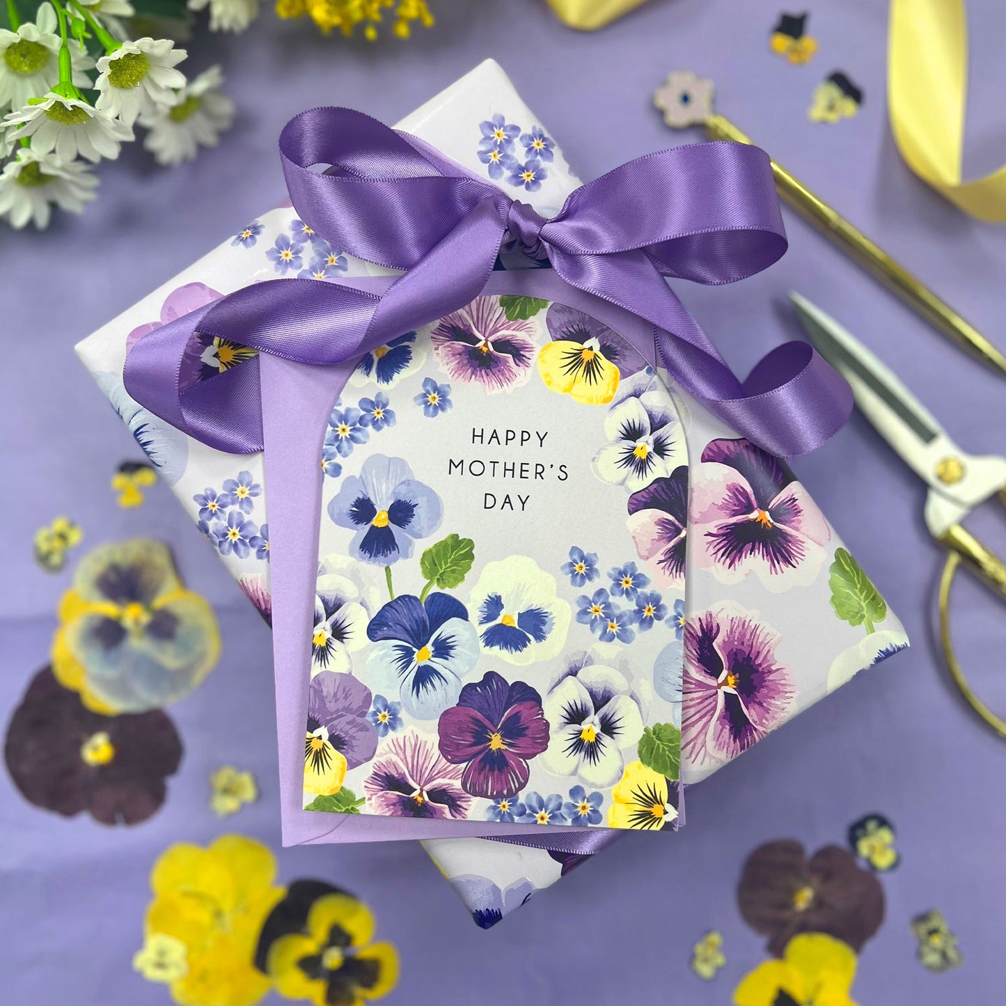 MOTHER'S DAY PANSY SCALLOP CARD