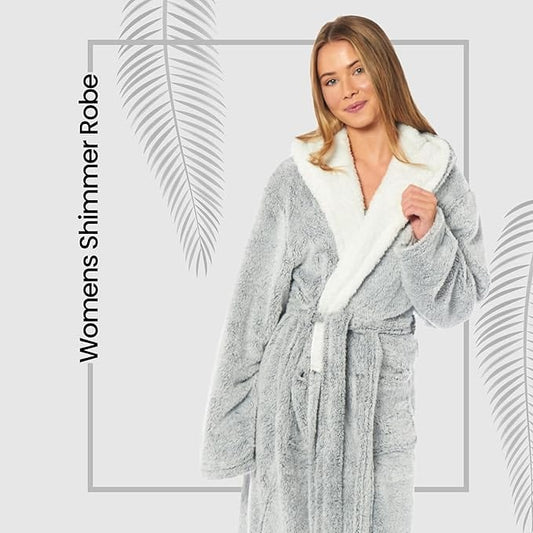 Peignoir à capuche en polaire douce et chatoyante pour femme, robe de chambre luxueuse pour se prélasser et dormir, Gris chatoyant, Plusieurs tailles, par Daisy Dreamer