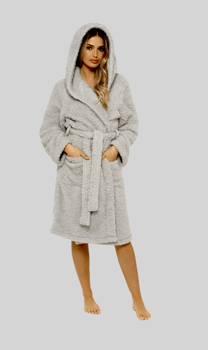 Robe de chambre à capuche en polaire nounours gris doux pour femme – Douillette et chaude en sherpa ultra-douce par Daisy Dreamer