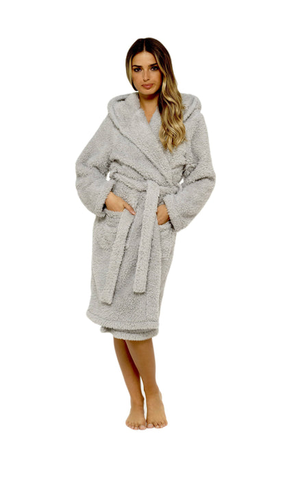 Robe de chambre à capuche en polaire nounours gris doux pour femme – Douillette et chaude en sherpa ultra-douce par Daisy Dreamer