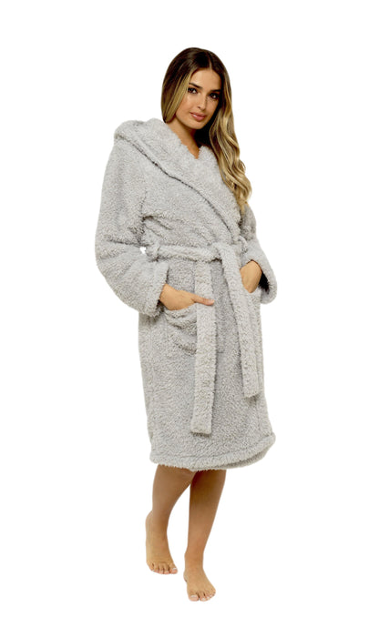 Robe de chambre à capuche en polaire nounours gris doux pour femme – Douillette et chaude en sherpa ultra-douce par Daisy Dreamer