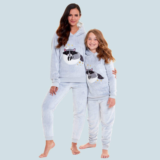 Ensemble pyjama à capuche en molleton raton laveur assorti mère-fille avec doublure Sherpa et motif brodé pour créer des liens familiaux par Daisy Dreamer