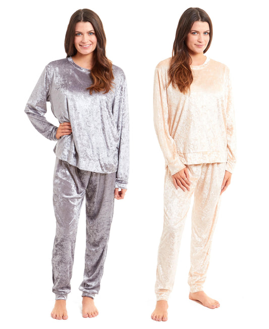 Ensemble de pyjama en velours froissé pour femme, haut et pantalon doux et confortable, parfait pour une tenue de nuit luxueuse, disponible en plusieurs tailles et couleurs élégantes, par Daisy Dreamer