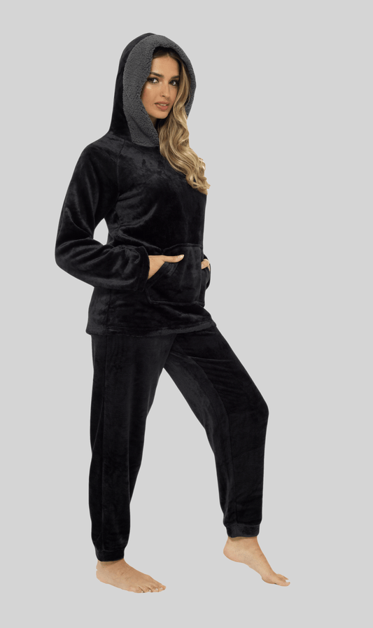 Ensemble pyjama à capuche ultra-doux en polaire noire pour femme avec doublure Sherpa, confortable et résistant, tailles S à XL par Daisy Dreamer
