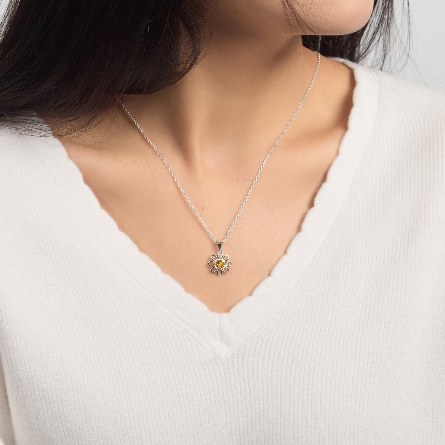 Collier marguerite créé avec des cristaux Zircondia®