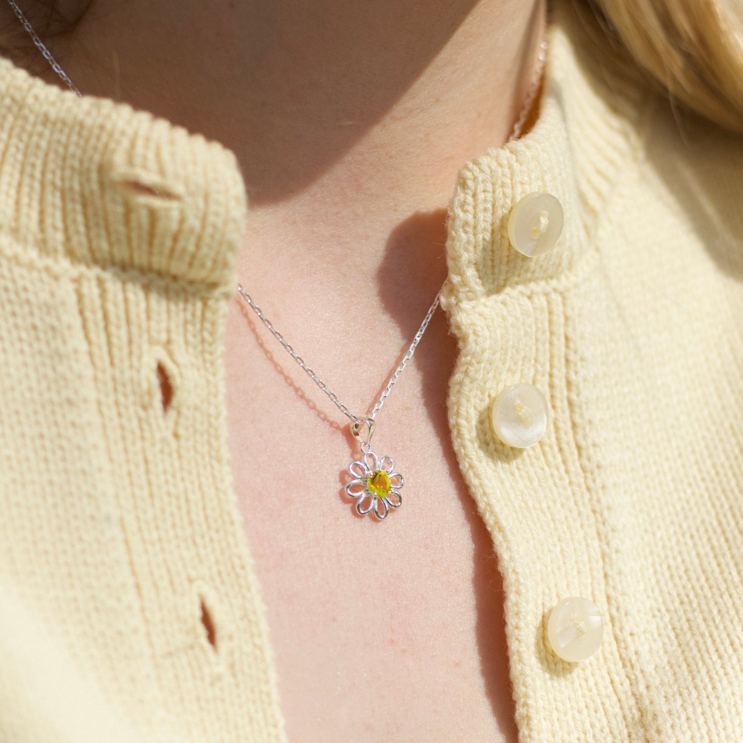 Collier marguerite créé avec des cristaux Zircondia®