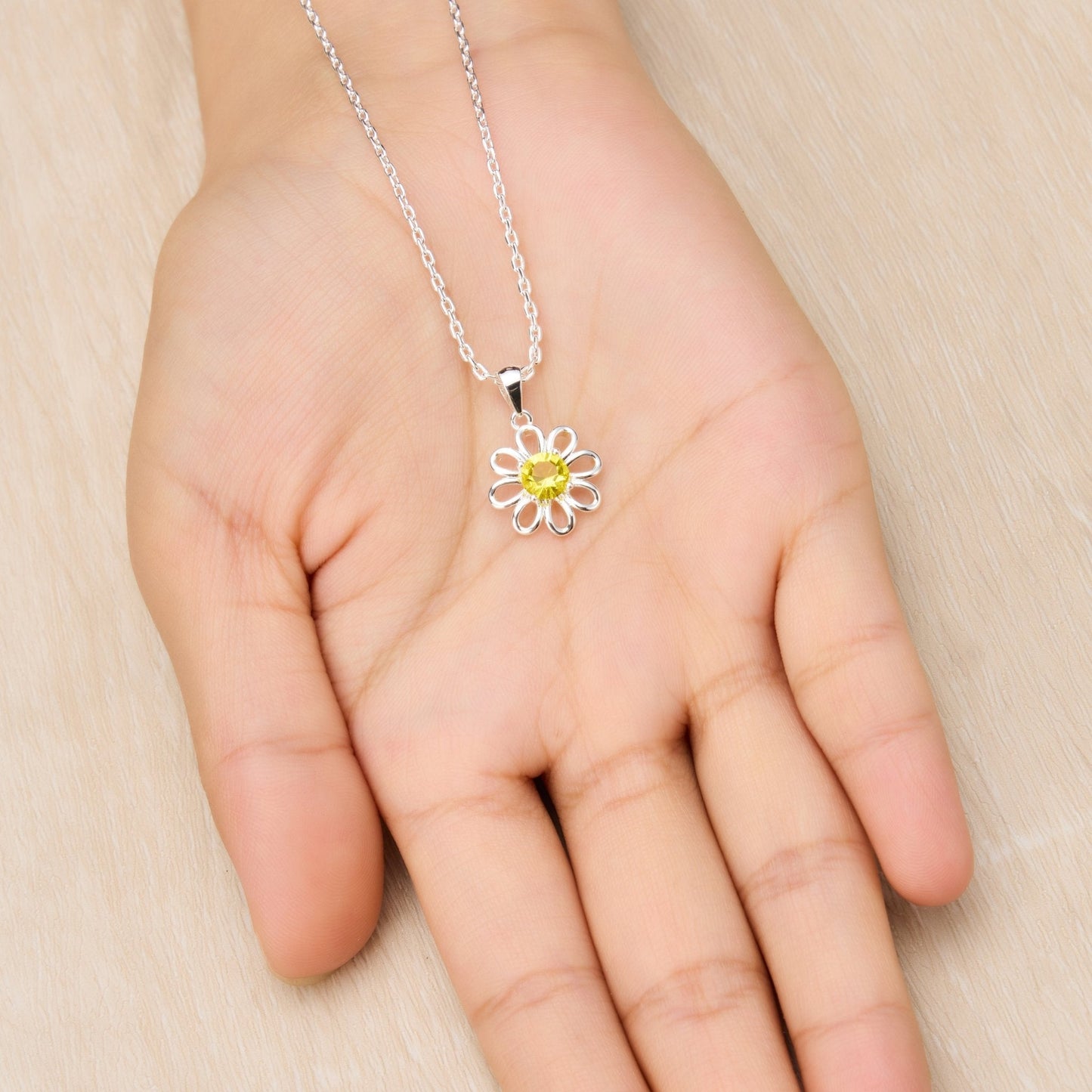 Collier marguerite créé avec des cristaux Zircondia®