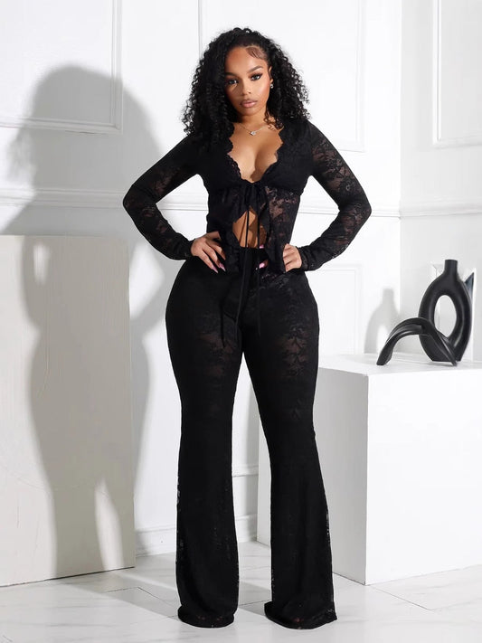 Un ensemble deux pièces pour femme composé d'un cardigan sexy à lacets et ajouré, d'un chemisier en dentelle à manches longues et d'un pantalon en dentelle
