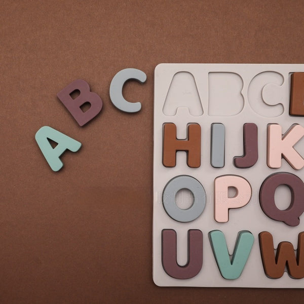 Puzzle en trois dimensions avec lettres pour l'apprentissage précoce