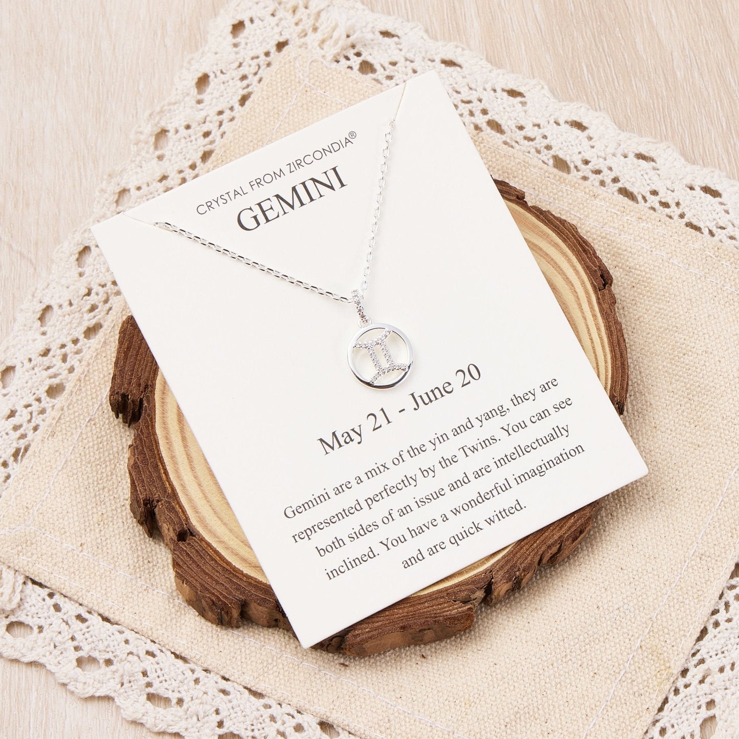 Collier zodiaque signe Gémeaux et carte de citation avec cristaux Zircondia®