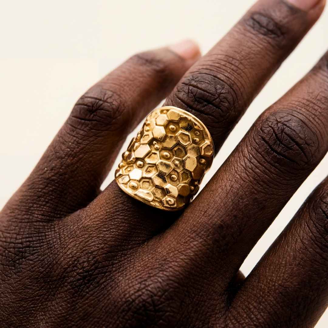 Bague large de caractère dorée ou argentée - Hemera