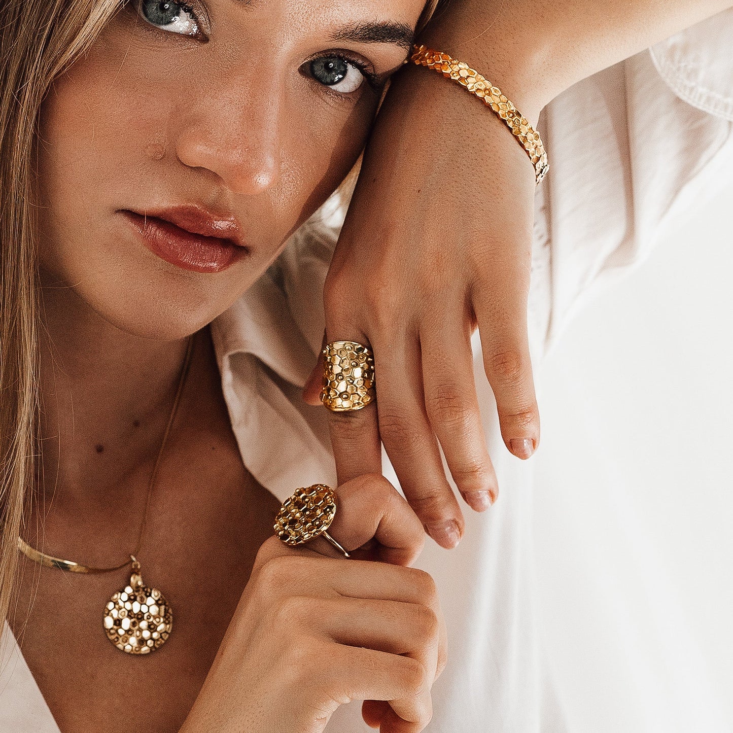 Bague large de caractère dorée ou argentée - Hemera