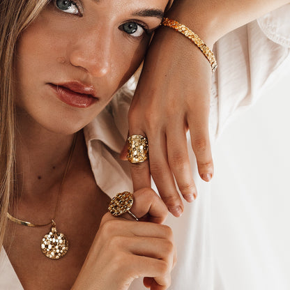 Bague large de caractère dorée ou argentée - Hemera