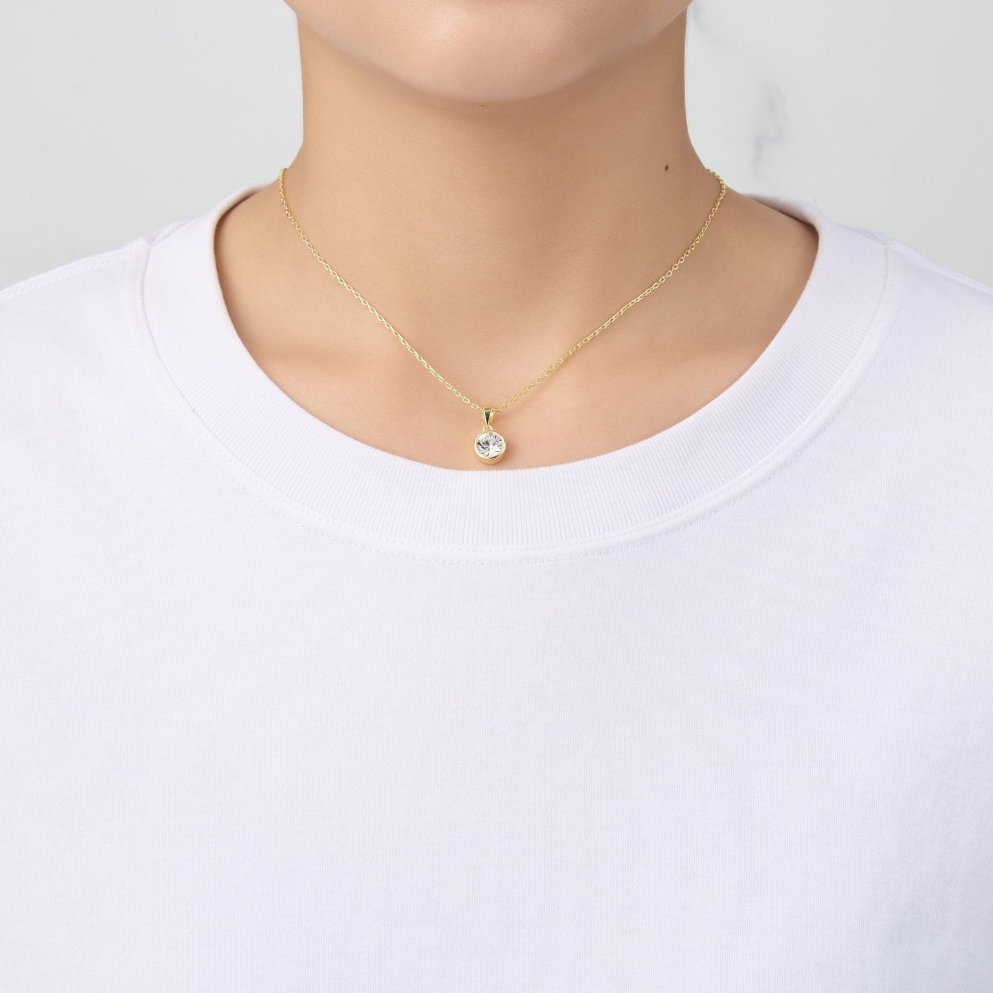 Collier plaqué or 18 carats avec pierre de naissance d'avril (Diamant) orné de cristaux Zircondia®