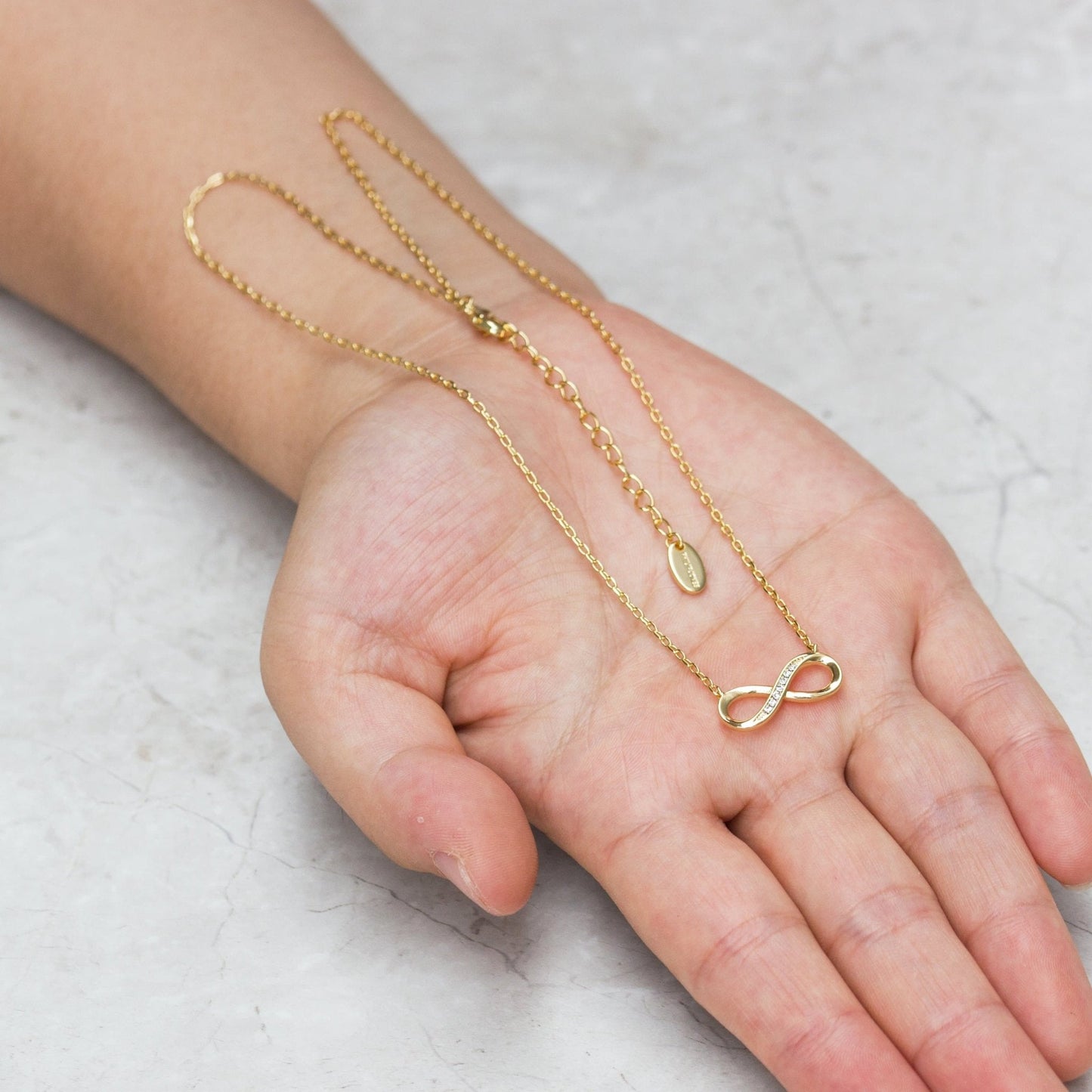 Collier avec pendentif infini plaqué or 18 carats orné de cristaux Zircondia®