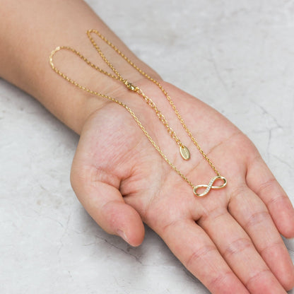 Collier avec pendentif infini plaqué or 18 carats orné de cristaux Zircondia®