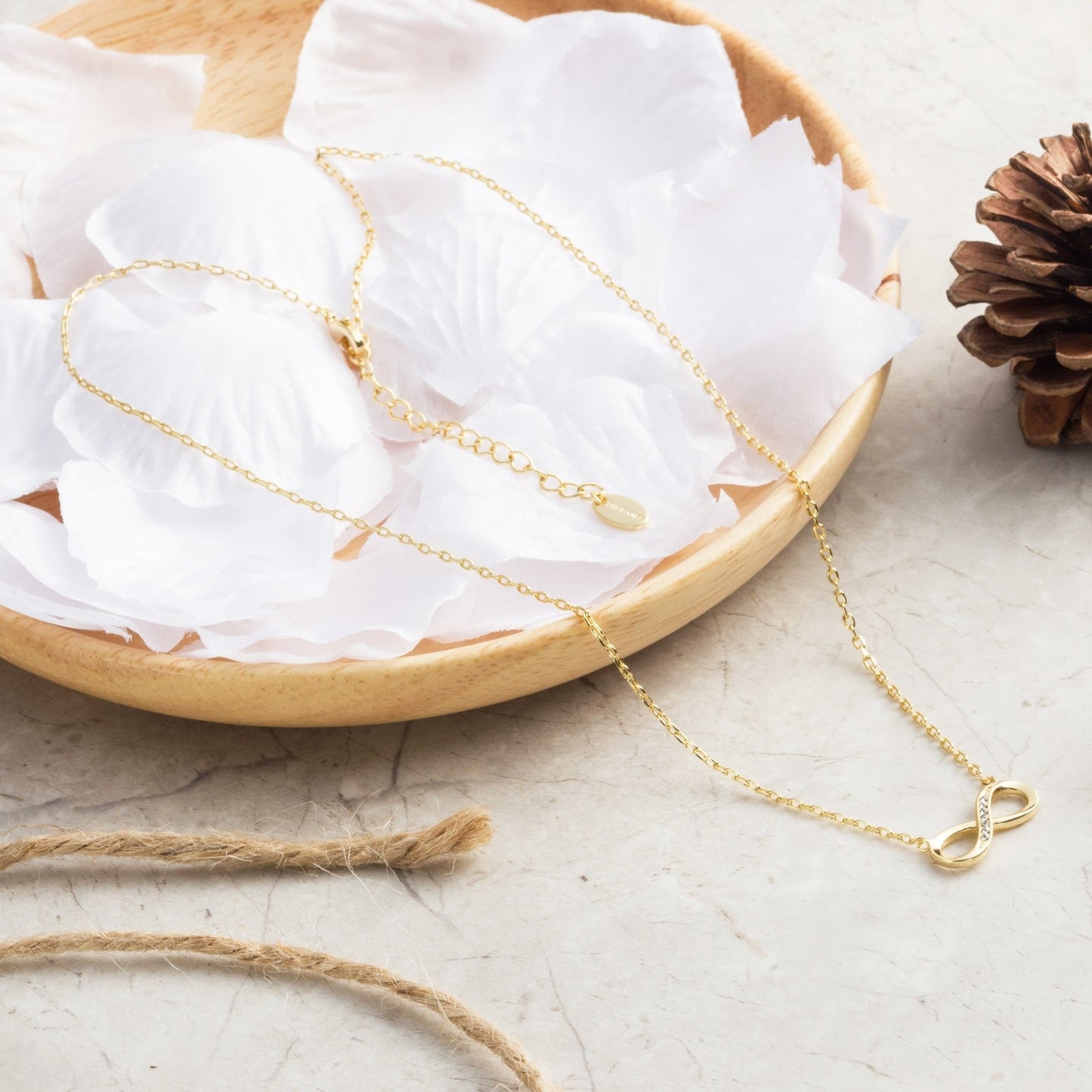Collier avec pendentif infini plaqué or 18 carats orné de cristaux Zircondia®