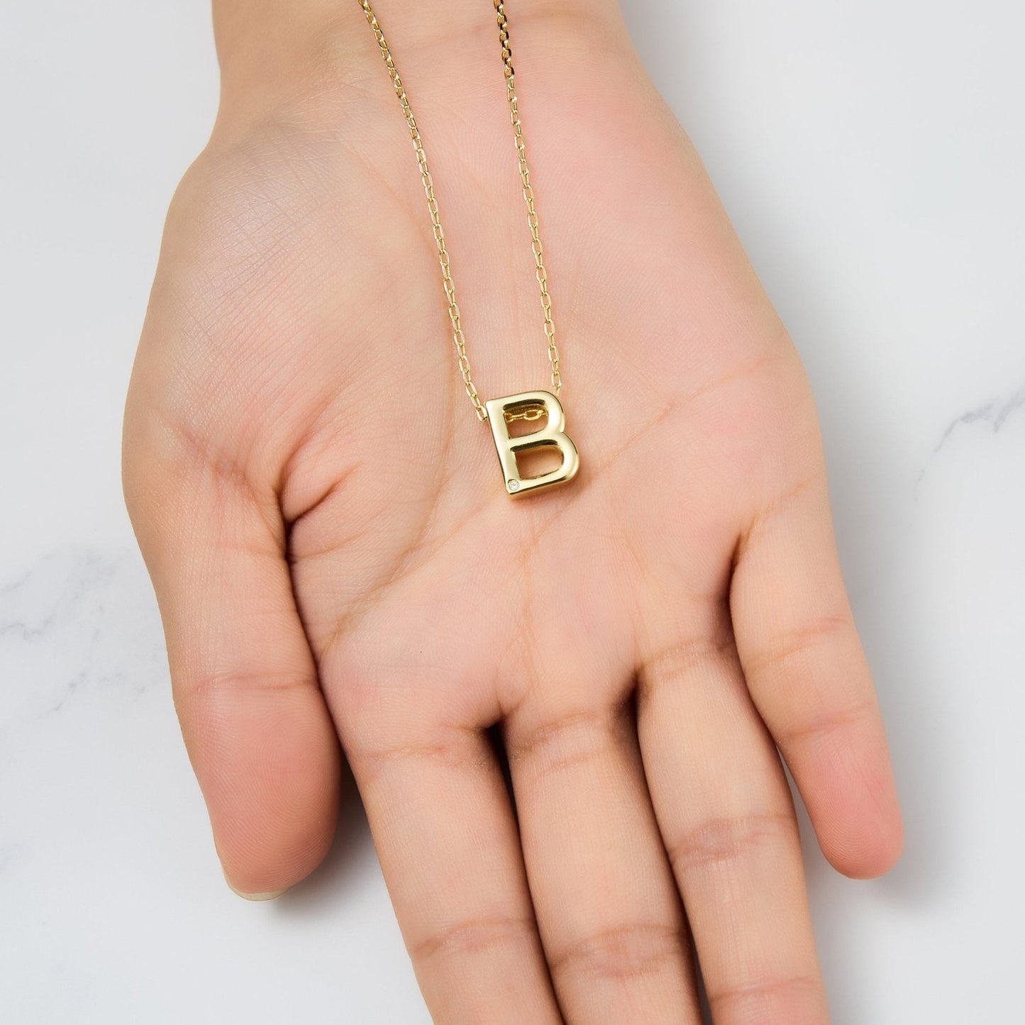 Collier initial plaqué or 18 carats lettre B créé avec des cristaux Zircondia®