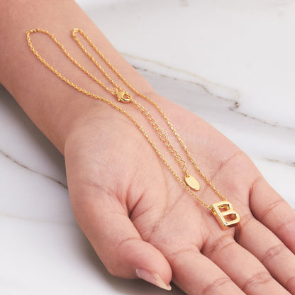 Collier initial plaqué or 18 carats lettre B créé avec des cristaux Zircondia®