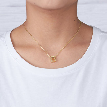Collier initial plaqué or 18 carats lettre B créé avec des cristaux Zircondia®