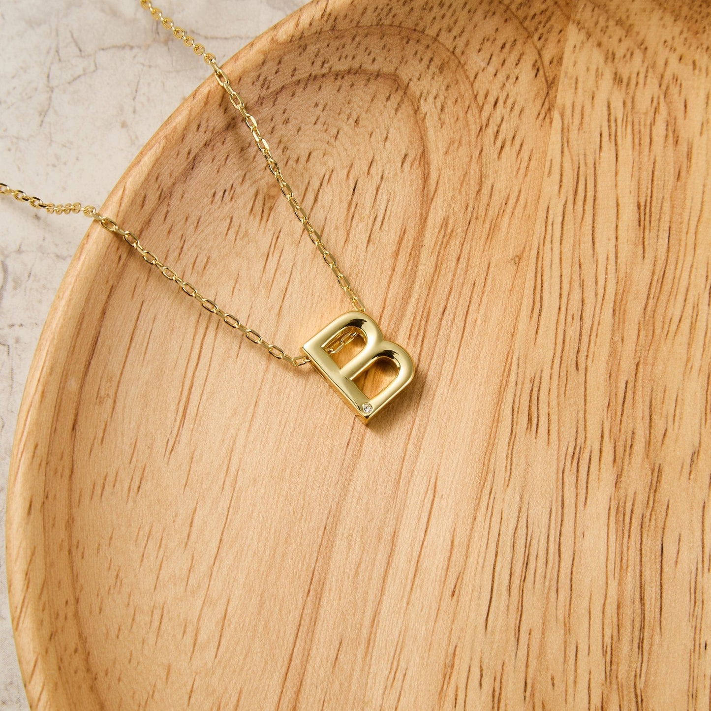 Collier initial plaqué or 18 carats lettre B créé avec des cristaux Zircondia®