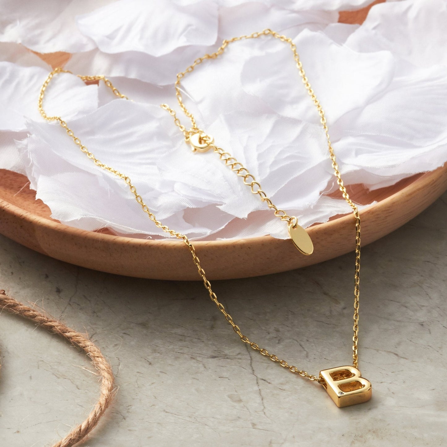 Collier initial plaqué or 18 carats lettre B créé avec des cristaux Zircondia®