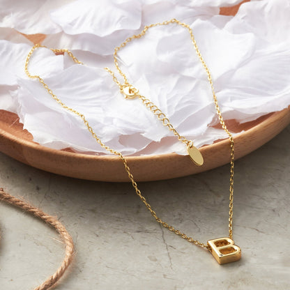 Collier initial plaqué or 18 carats lettre B créé avec des cristaux Zircondia®