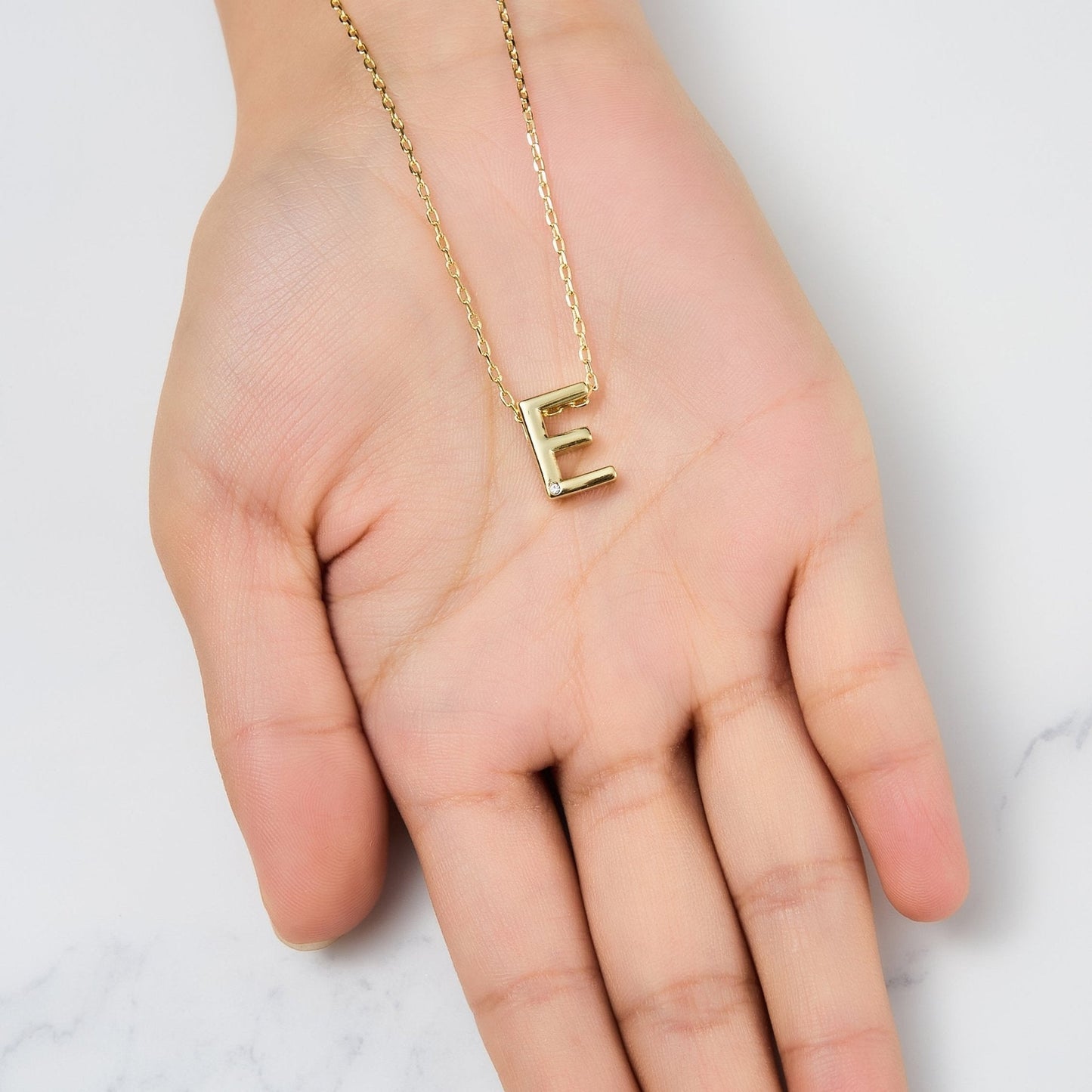 Collier initial plaqué or 18 carats lettre E créé avec des cristaux Zircondia®
