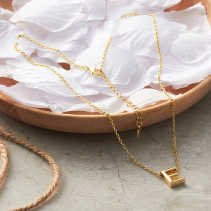 Collier initial plaqué or 18 carats lettre E créé avec des cristaux Zircondia®