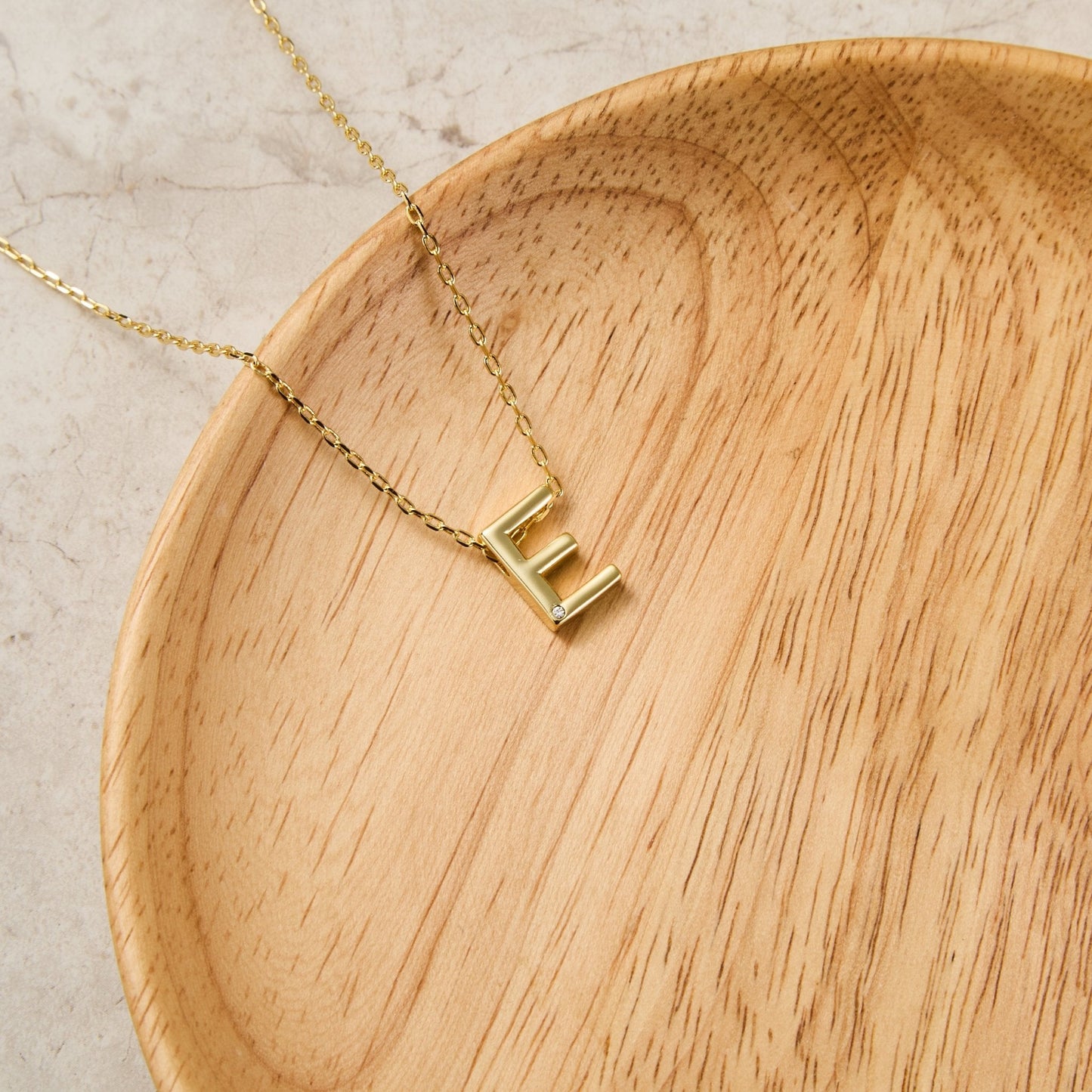 Collier initial plaqué or 18 carats lettre E créé avec des cristaux Zircondia®
