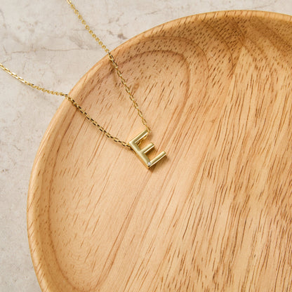Collier initial plaqué or 18 carats lettre E créé avec des cristaux Zircondia®