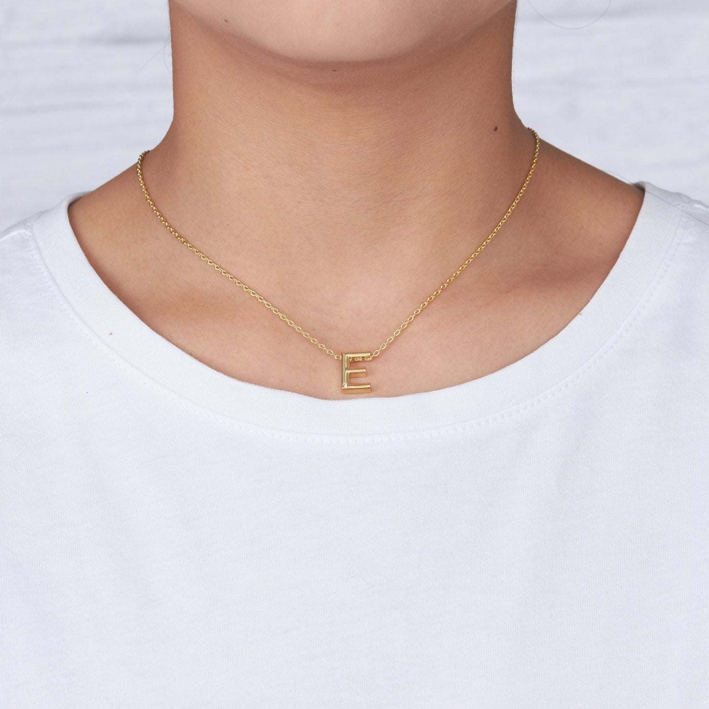 Collier initial plaqué or 18 carats lettre E créé avec des cristaux Zircondia®