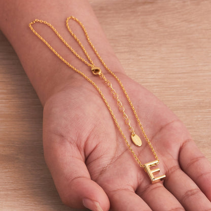 Collier initial plaqué or 18 carats lettre E créé avec des cristaux Zircondia®