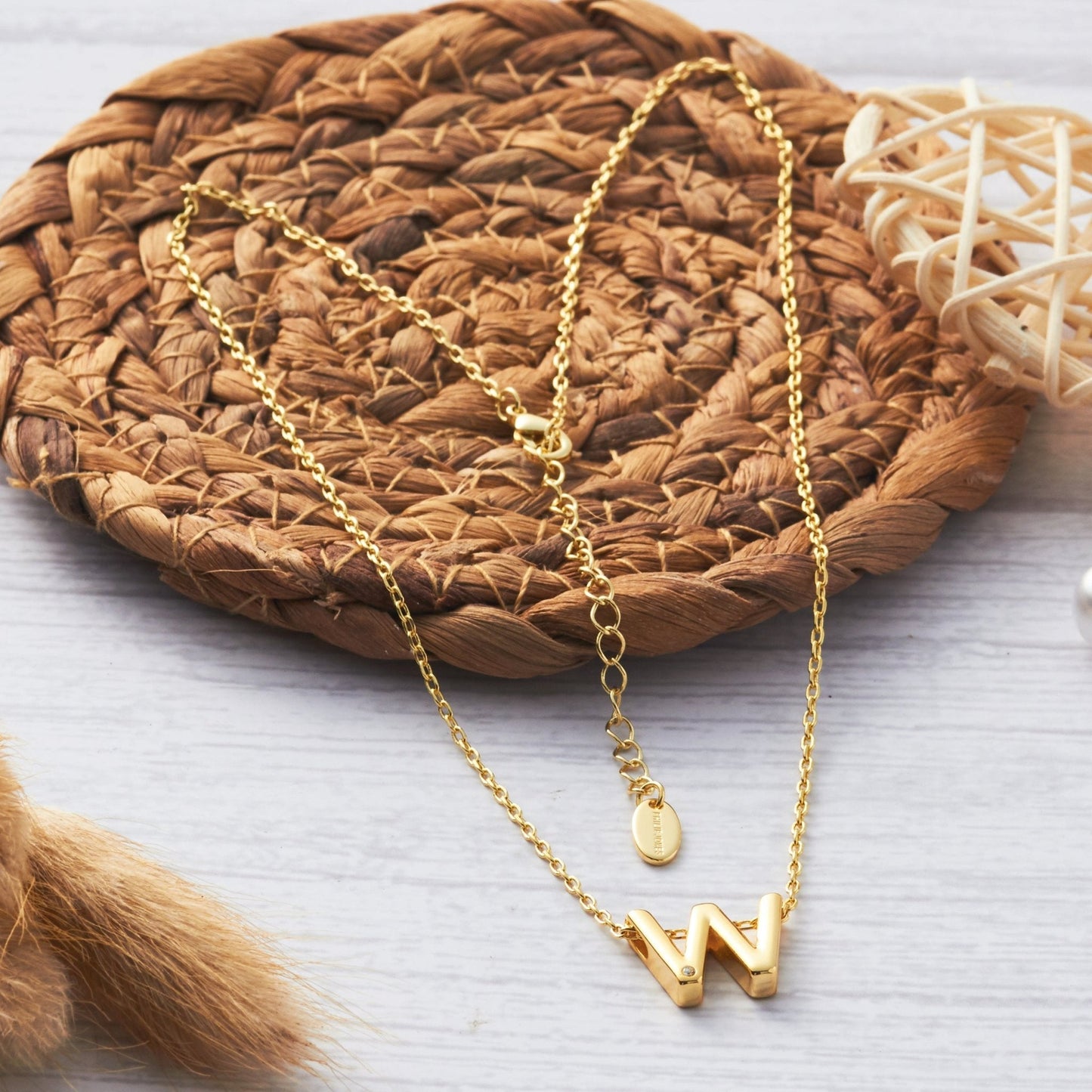 Collier Initial Plaqué Or 18 carats Lettre W Créé avec des Cristaux Zircondia®