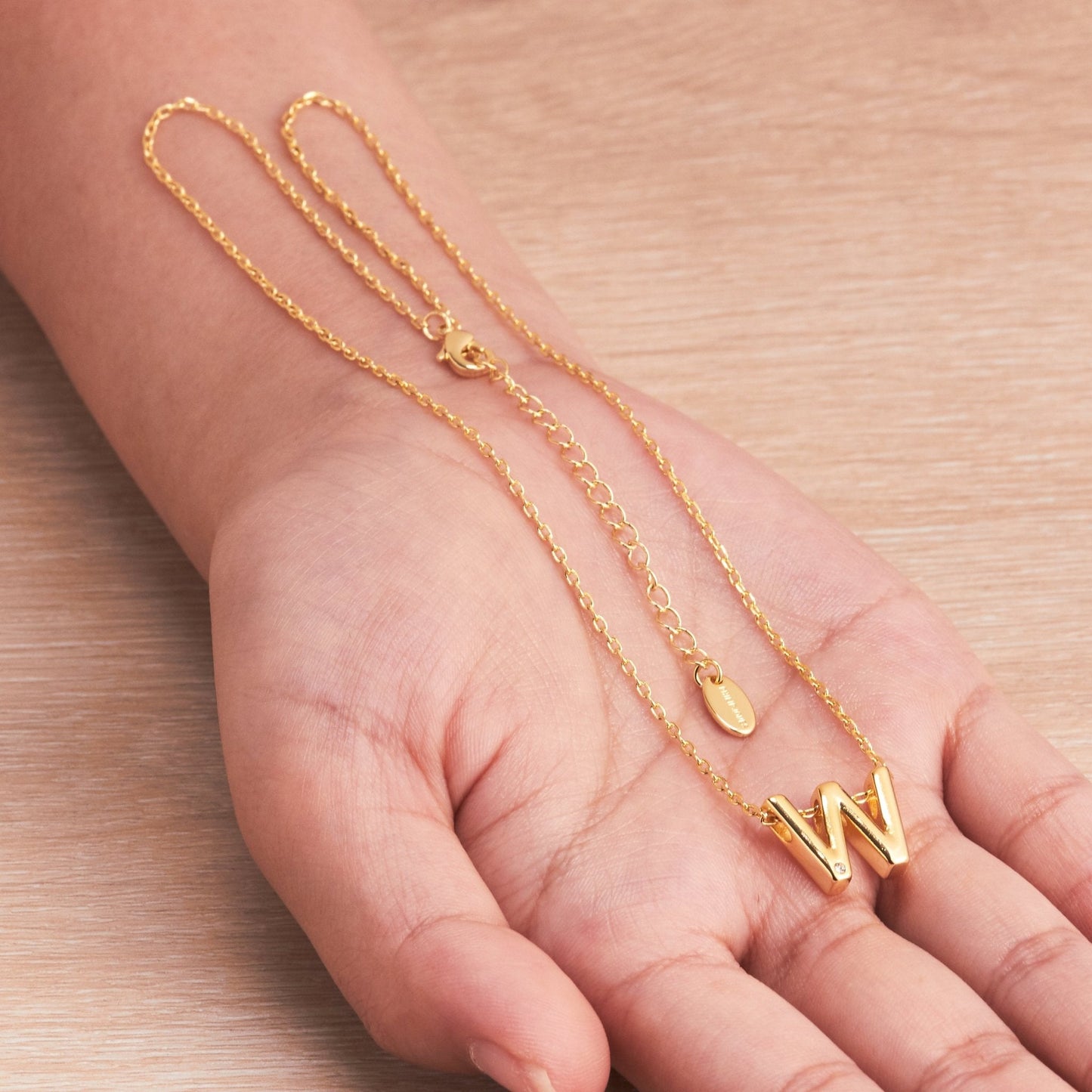 Collier Initial Plaqué Or 18 carats Lettre W Créé avec des Cristaux Zircondia®