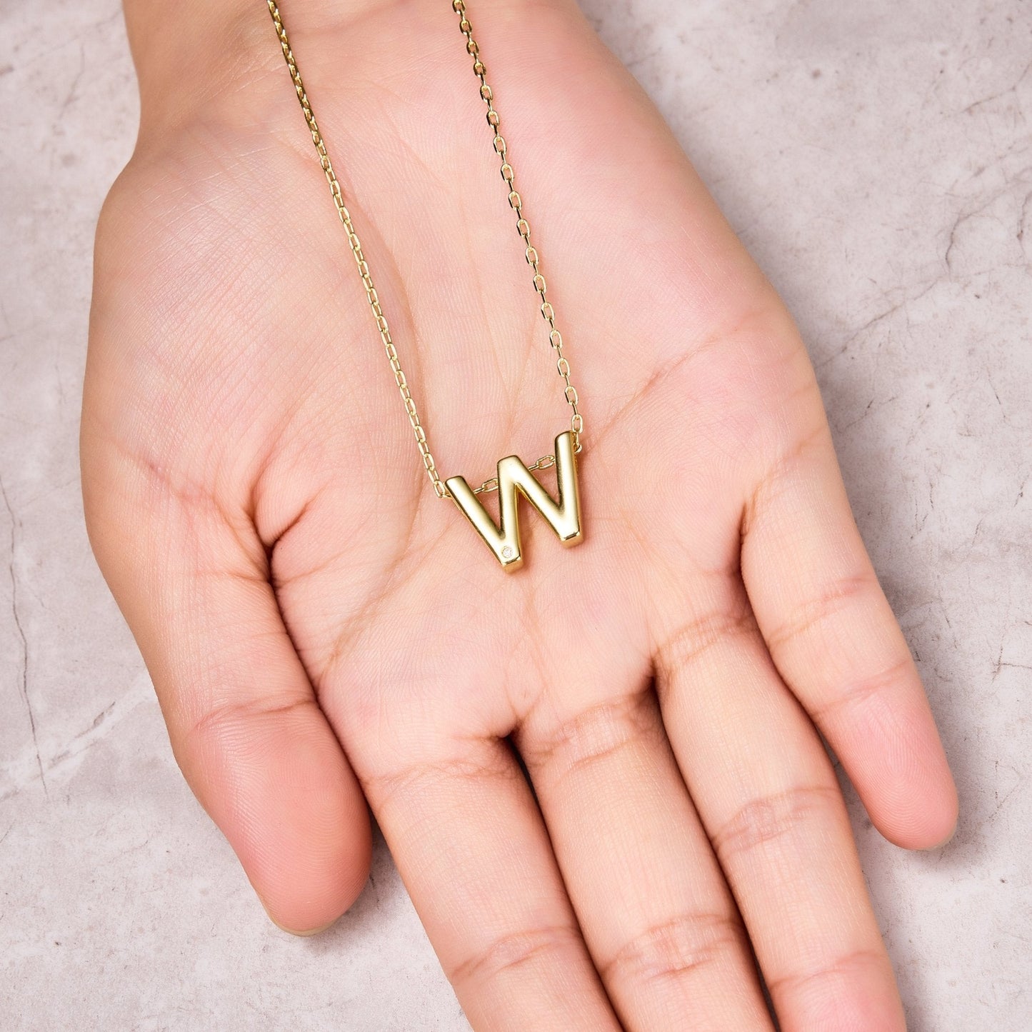 Collier Initial Plaqué Or 18 carats Lettre W Créé avec des Cristaux Zircondia®