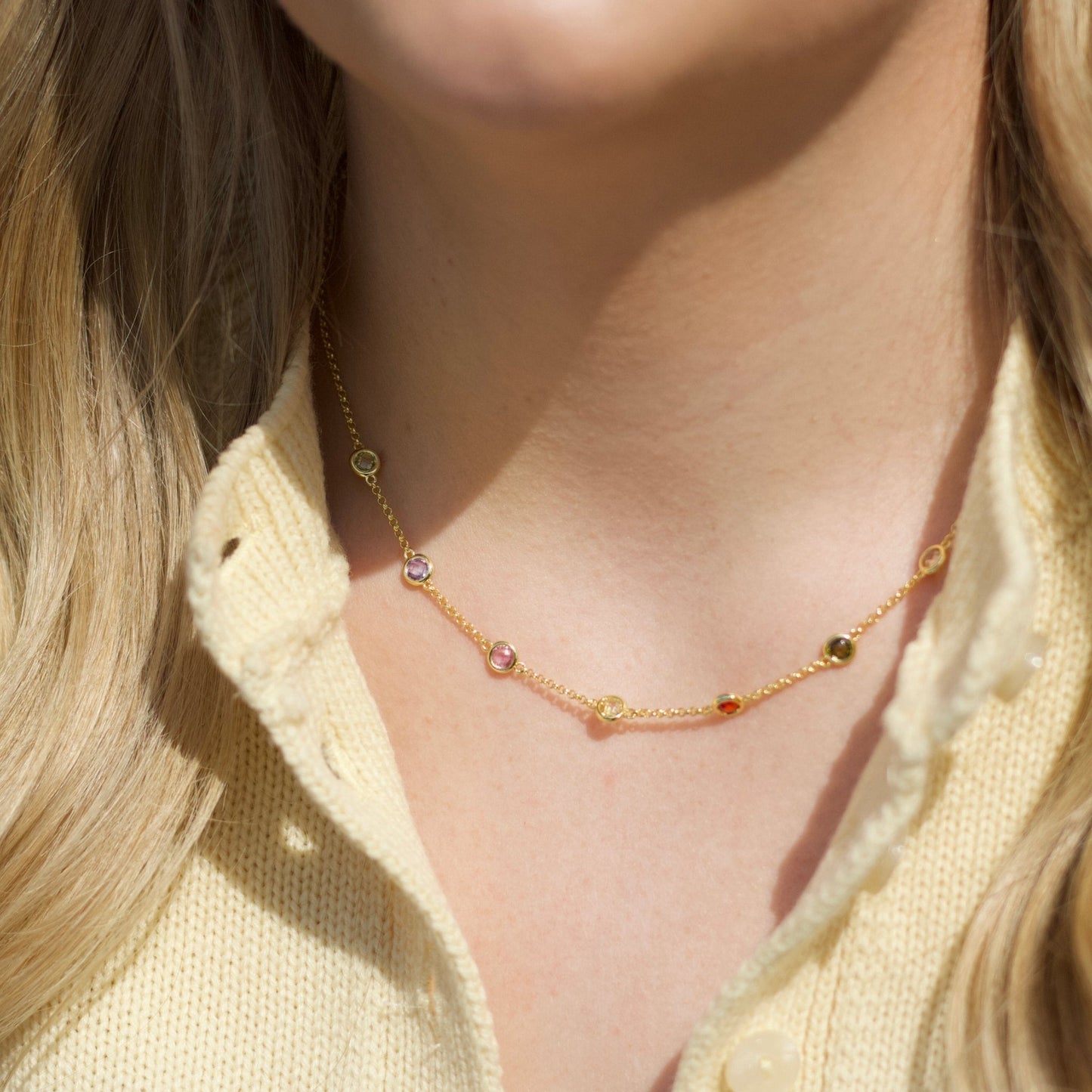 Collier en or 18 carats plaqué et cristaux multicolores, créé avec des cristaux Zircondia®