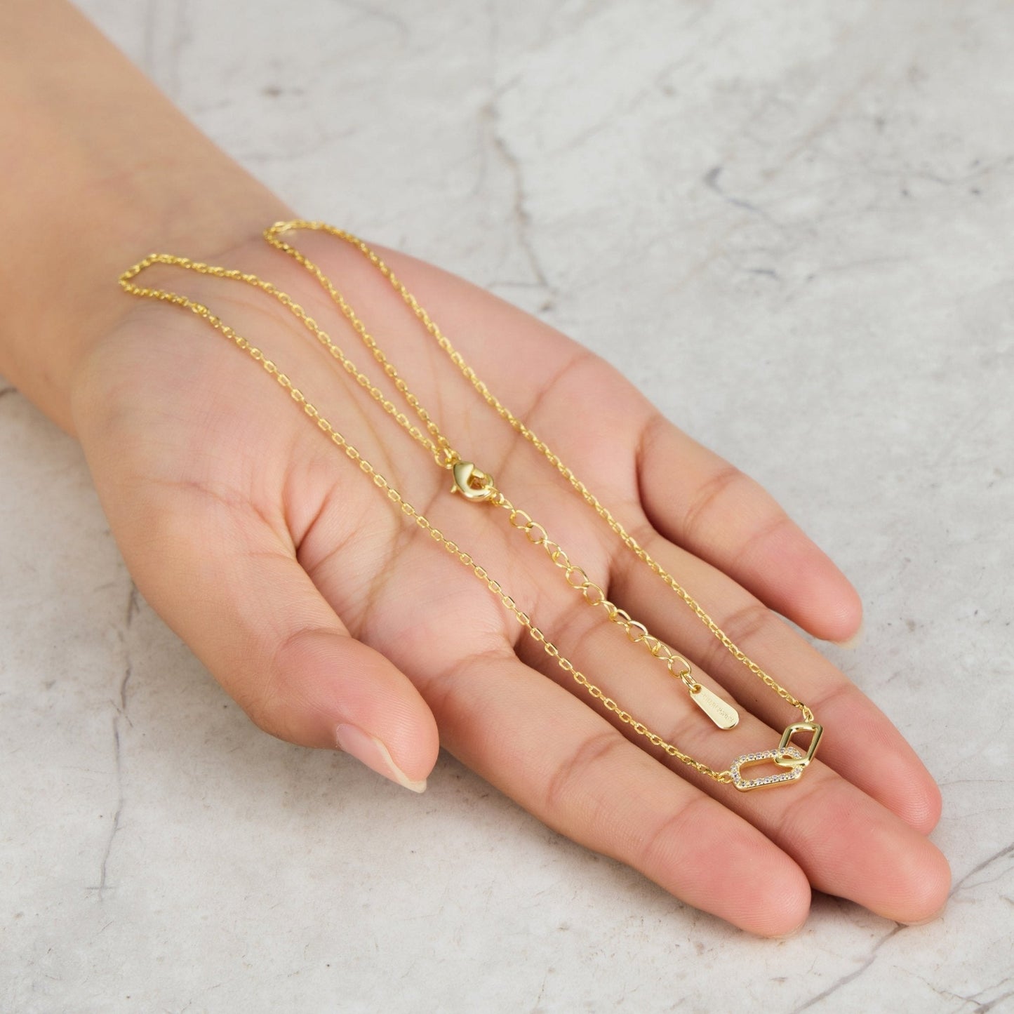 Collier à maillons trombone plaqué or 18 carats créé avec des cristaux Zircondia®