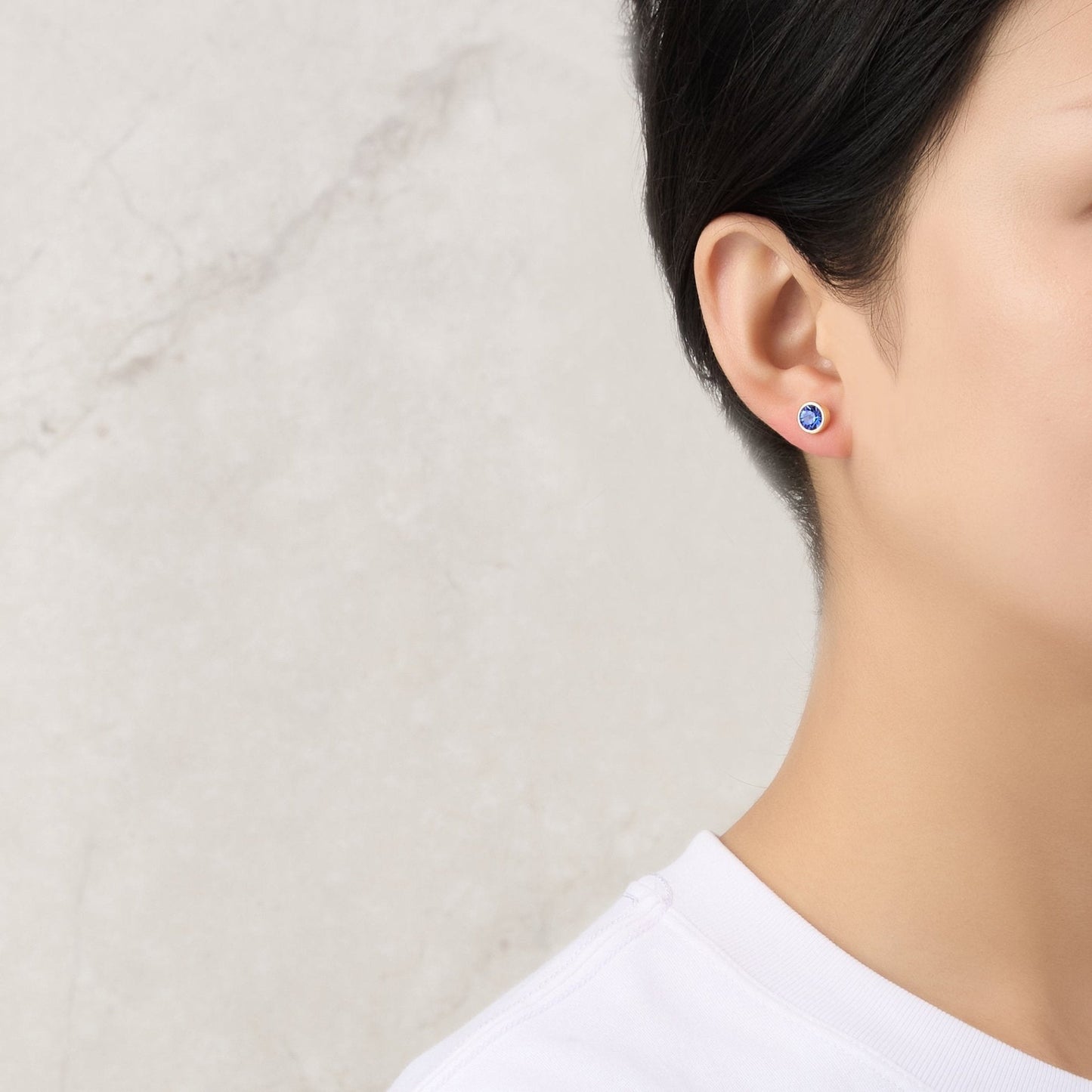 Boucles d'oreilles plaquées or 18 carats avec pierre de naissance de septembre (saphir) créées avec des cristaux Zircondia®