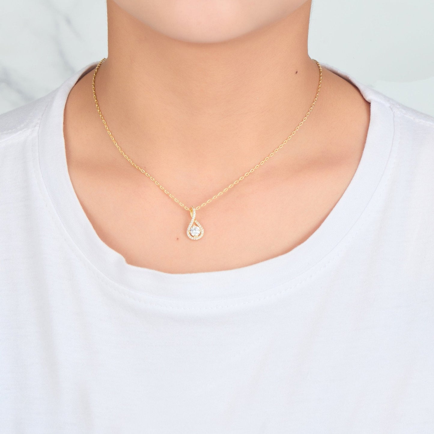 Collier Solitaire Torsadé Plaqué Or 18 carats Créé avec des Cristaux Zircondia®