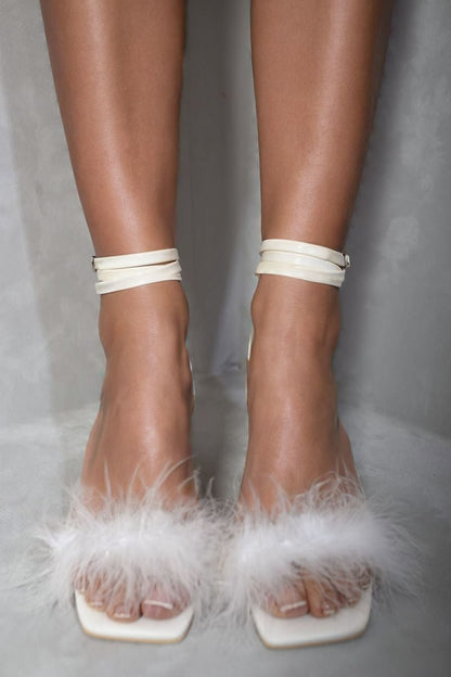 Talons hauts à lanières, ouverts et ornés de détails duveteux