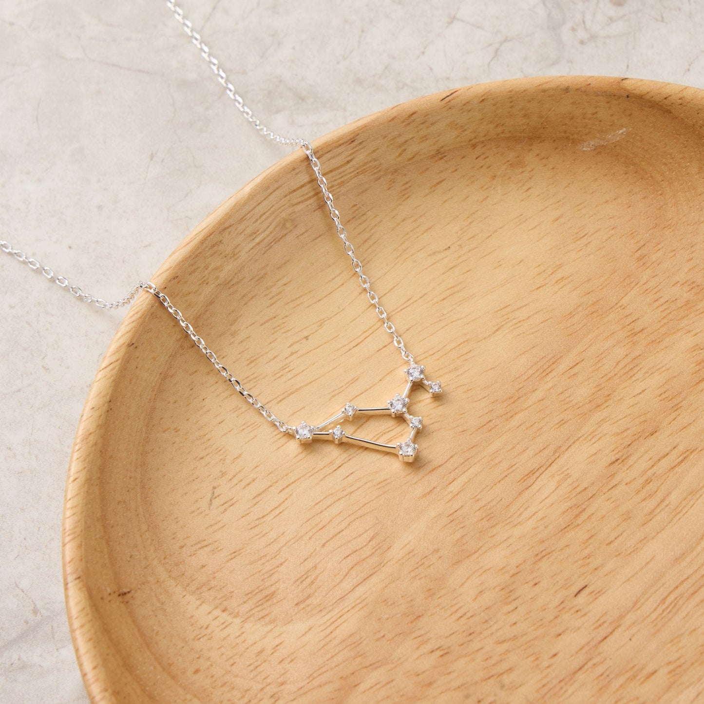 Collier constellation du zodiaque signe Lion et carte citation avec cristaux Zircondia®