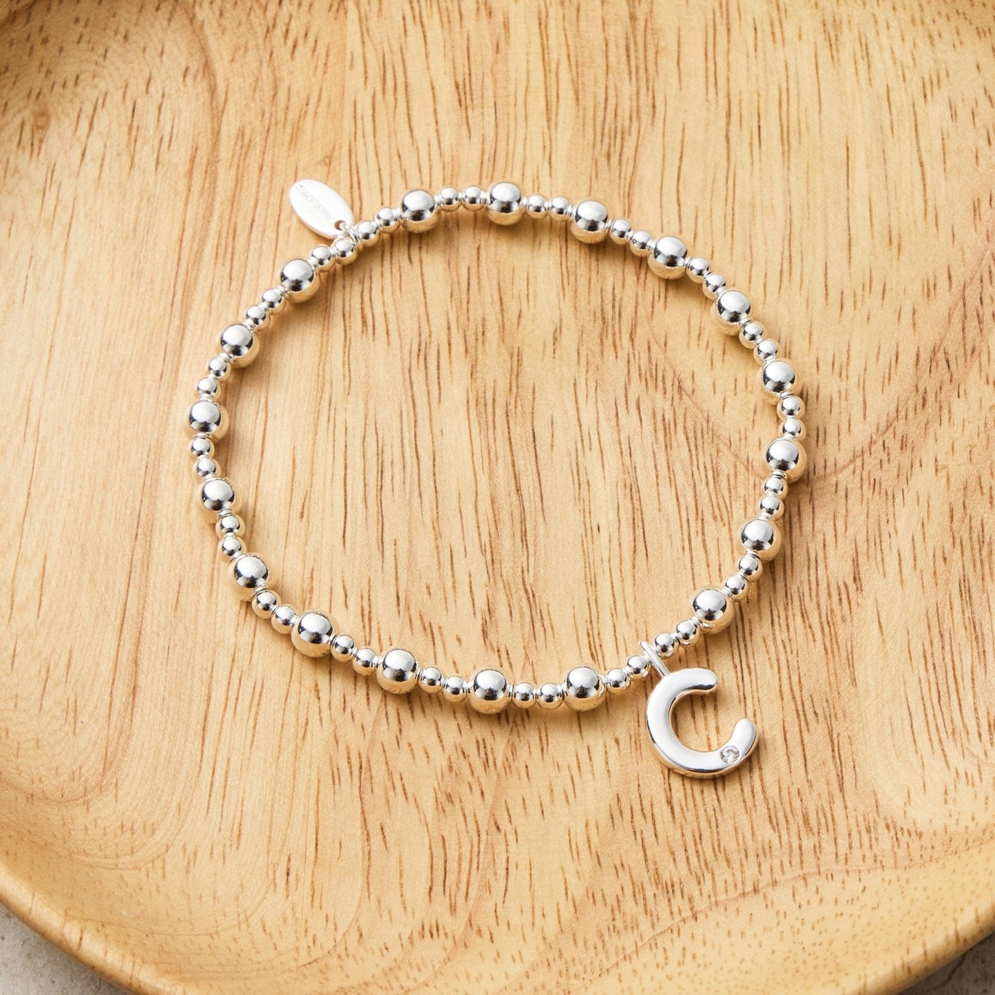 Bracelet extensible initial lettre C créé avec des cristaux Zircondia®